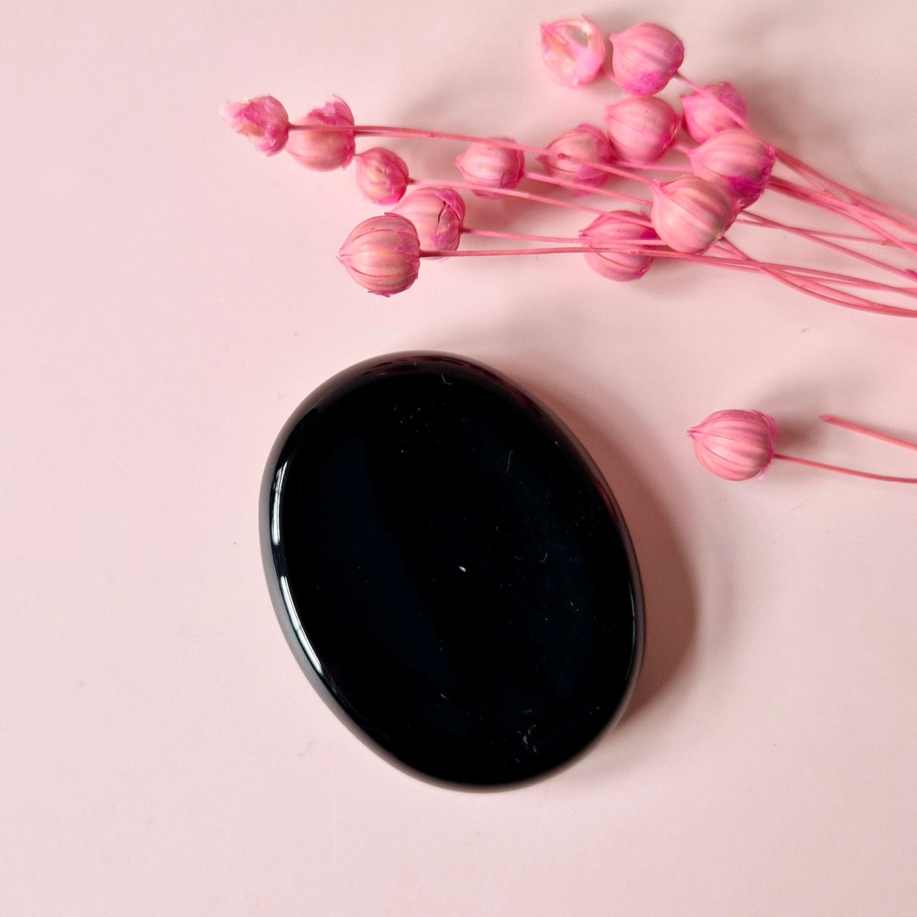 Zwarte Obsidiaan Duimsteen – Bescherming, Inzicht & Loslaten