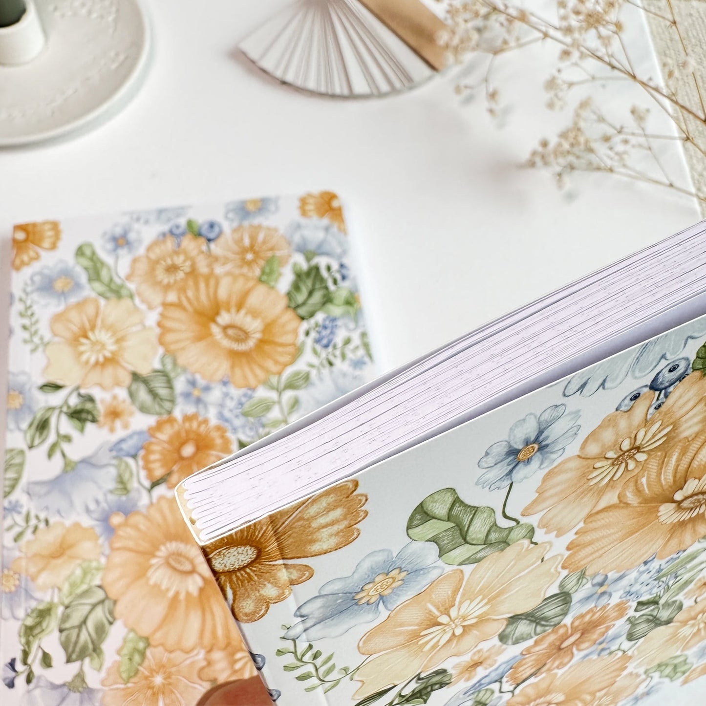 Dot Grid Notitieboek – Lichte Botanische Kaft + Stickervel