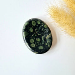 Kambaba Jaspis Duimsteen – Aarding, Innerlijke Rust & Spirituele Bescherming