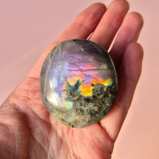 Super Flashy Paarse Labradoriet Handsteen (4–6 cm) – Uniek & Spiritueel