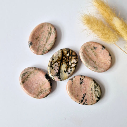 Rhodoniet Duimsteen – Emotionele Heling & Innerlijke Kracht