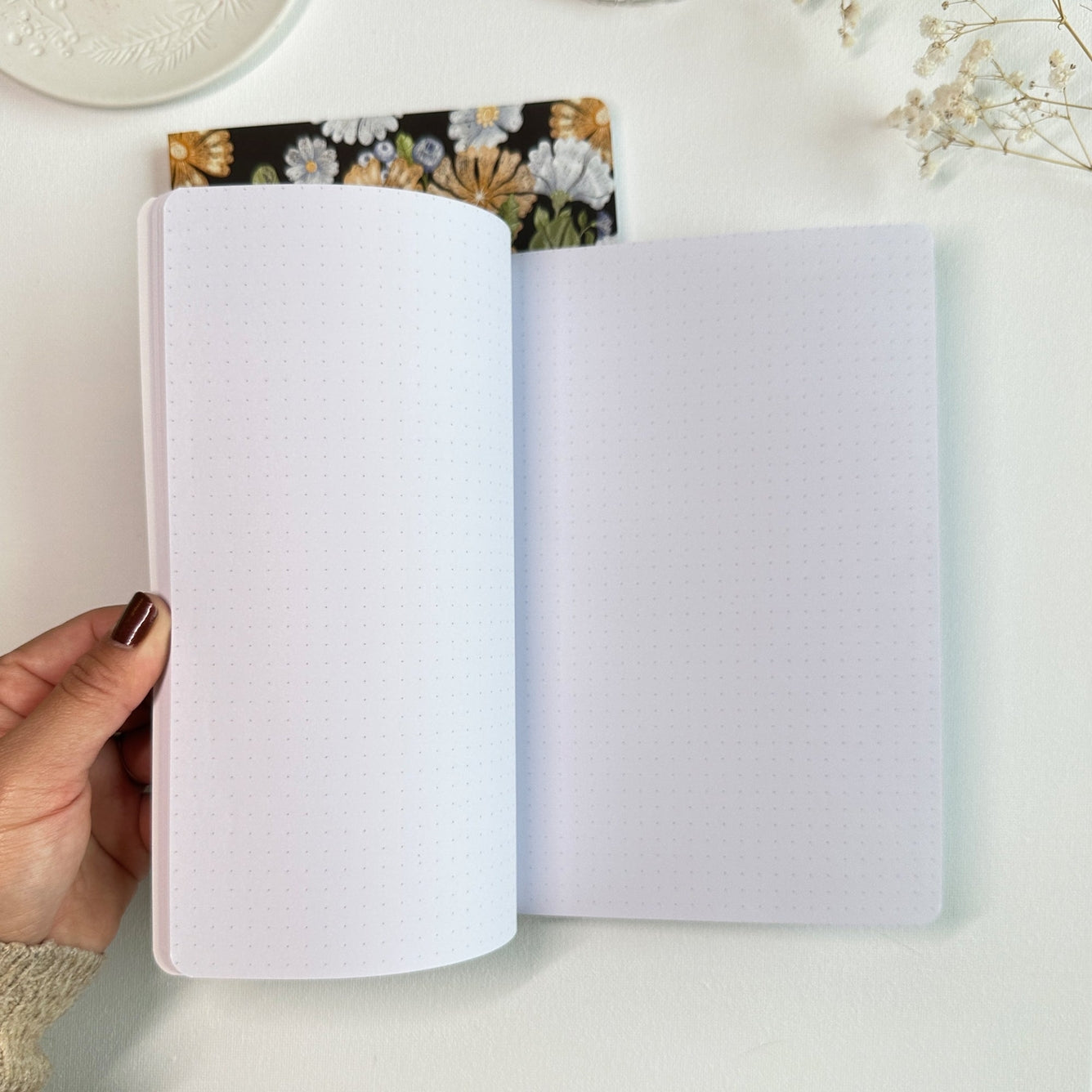 Dot Grid Notitieboek – Donker Botanische Kaft + Stickervel